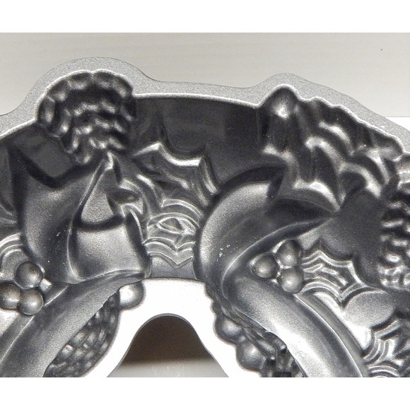 Nordic Ware Holiday Wreath Ribbon Bundt Cake Pan Heavy Cast Aluminum - Picture 9 of 11